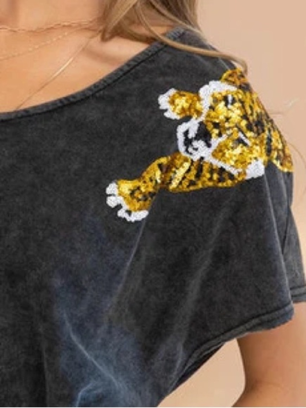 Short-Sleeve Patch V Neck Tiger Sequin Patch T Shirt Top - Grey Black Charcoal - Picture 6 of 6